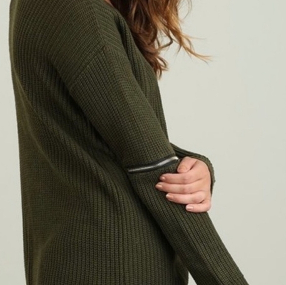 Women's Choker Knit Sweater Medium - Picture 2 of 2